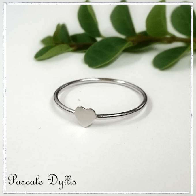 Bague minimaliste petit coeur platine 950