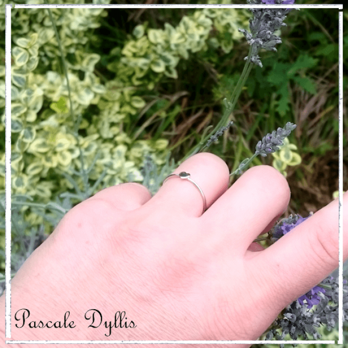 Bague minimaliste très fine petit coeur argent, or 750 ou platine 950 massif - PETIT COEUR