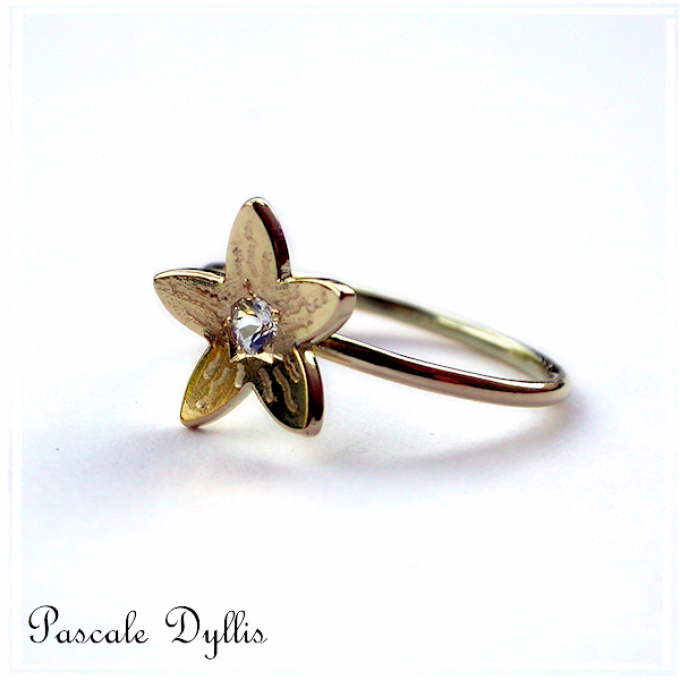 Bague fleur or jaune 750 massif et saphir blanc -Bague Ofelia or saphir