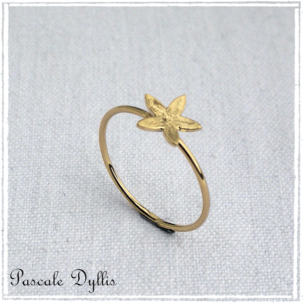 Bague fine elfique 1 fleur or massif 750 ou platine massif 950 - Bague Ofelia or
