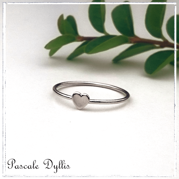 Bague minimaliste très fine petit coeur argent, or 750 ou platine 950 massif - PETIT COEUR